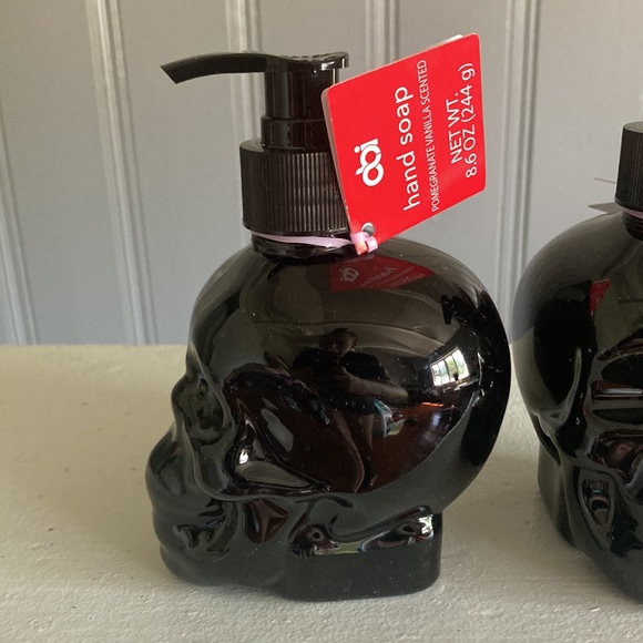 NWT 2 Pomegranate Vanilla Scented Black Skull 💀 Decorative Hand Soap Pumps 17.2 - Picture 14 of 17